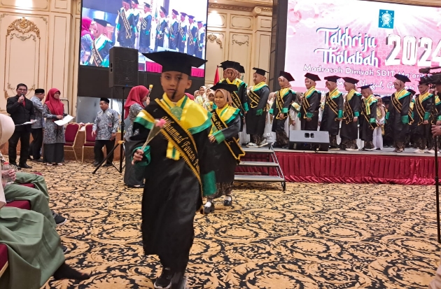 168 Santri SDIT Ma'arif Makassar Ikuti Wisuda Tahfiz, 49 Lulus Sekolah