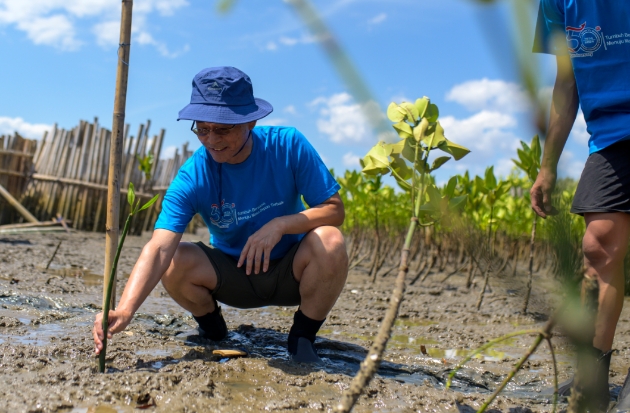 KEHATI dan Sankyu Tanam 3.000 Bibit Mangrove di Makassar untuk Kurangi GRK