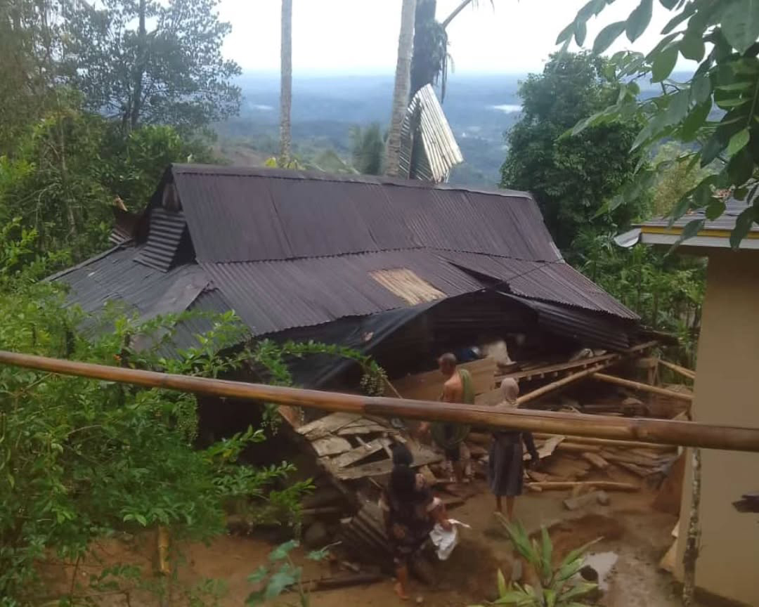 Cuaca Ekstrem Landa Sinjai: Rumah Warga Ambruk, Tiang Listrik dan Pohon Tumbang