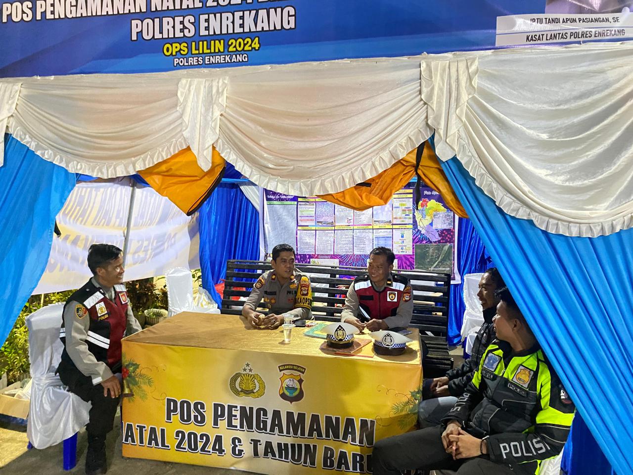 Dipantau Wakapolres, Polres Enrekang Bagikan Makanan untuk Pengendara di Pos Pam Alla