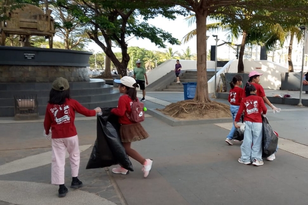 Peduli Sejak Dini, Siswa SD Telkom Gelar Aksi Bersih & Bagi Sembako di Pantai Losari