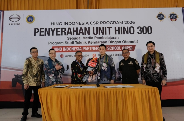 Hino Serahkan Truk & Hadirkan Kelas Industri di SMKN 5 Makassar