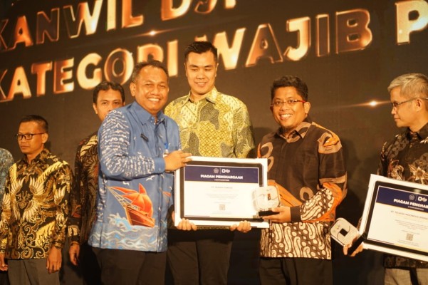 PT Semen Tonasa Raih Penghargaan Kontribusi Pajak Tertinggi
