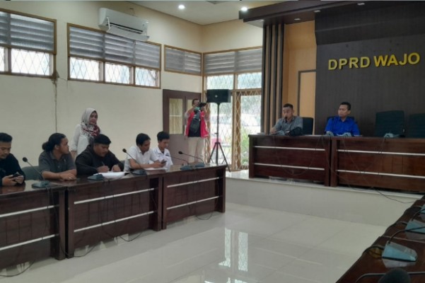 Gegara Status WhatsApp Seorang Siswa di DO Sepihak Pihak Sekolah