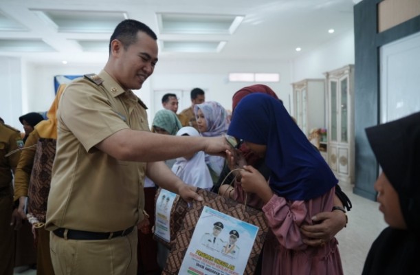 Sambut Tahun Ajaran Baru, Bupati Pangkep Bagikan Seragam Sekolah Gratis