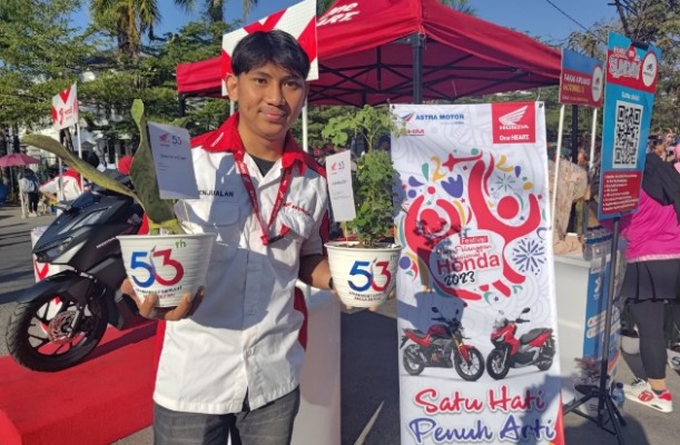 Rayakan Hari Pelanggan, Asmo Sulsel Bagikan Ratusan Tanaman Hias Meja
