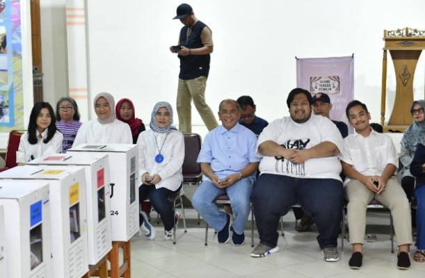 Salurkan Hak Pilih di TPS 18 Maricaya Baru, IAS & Keluarga Ikut Antre Bareng Warga