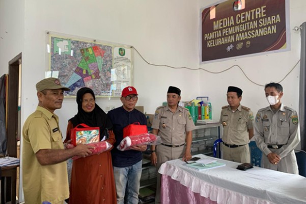 Sentra Wirajaya Kemensos Sulsel Serahkan Bantuan Terdampak Banjir di Palopo
