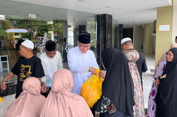 TP Pimpin Pengurus Masjid Terapung Bj Habibie Berbagi Sembako ke Kaum Dhuafa