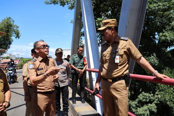 Pj Bupati Pinrang Tinjau Kondisi Aliran Sungai Kariango, Dipenuhi Material Sampah