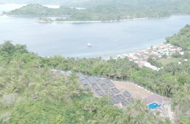 Teknologi PLTS Milik PLN Pasok 100% Energi Bersih bagi Masyarakat Pulau Bembe