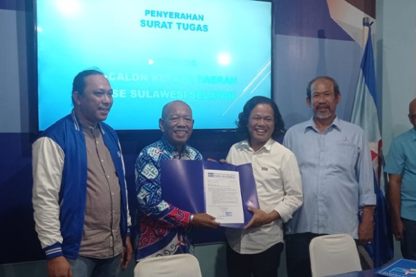 Demokrat Sulsel Serahkan 18 Surat Tugas Cakada untuk Pilkada 2024