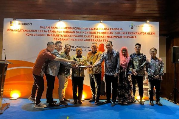Konsorsium Lima Karta Wesi Teken Kontrak Pembelian 360 Unit Excavator