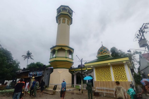 Puncak Menara Masjid Roboh, Satu Rumah Warga Tertimpa