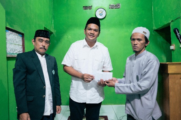 Safari Ramadan, Bupati Uji Nurdin Serahkan Bantuan ke Masjid Nurul Ihsan Uluere