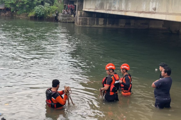 Basarnas Terjunkan Personel Cari Remaja Putri Tenggelam di Sungai Kalibone Pangkep
