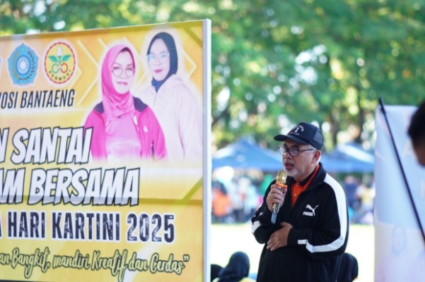 Wabup dan Ketua KONI Bantaeng Ikuti Jalan Santai dan Senam Bersama Perwosi