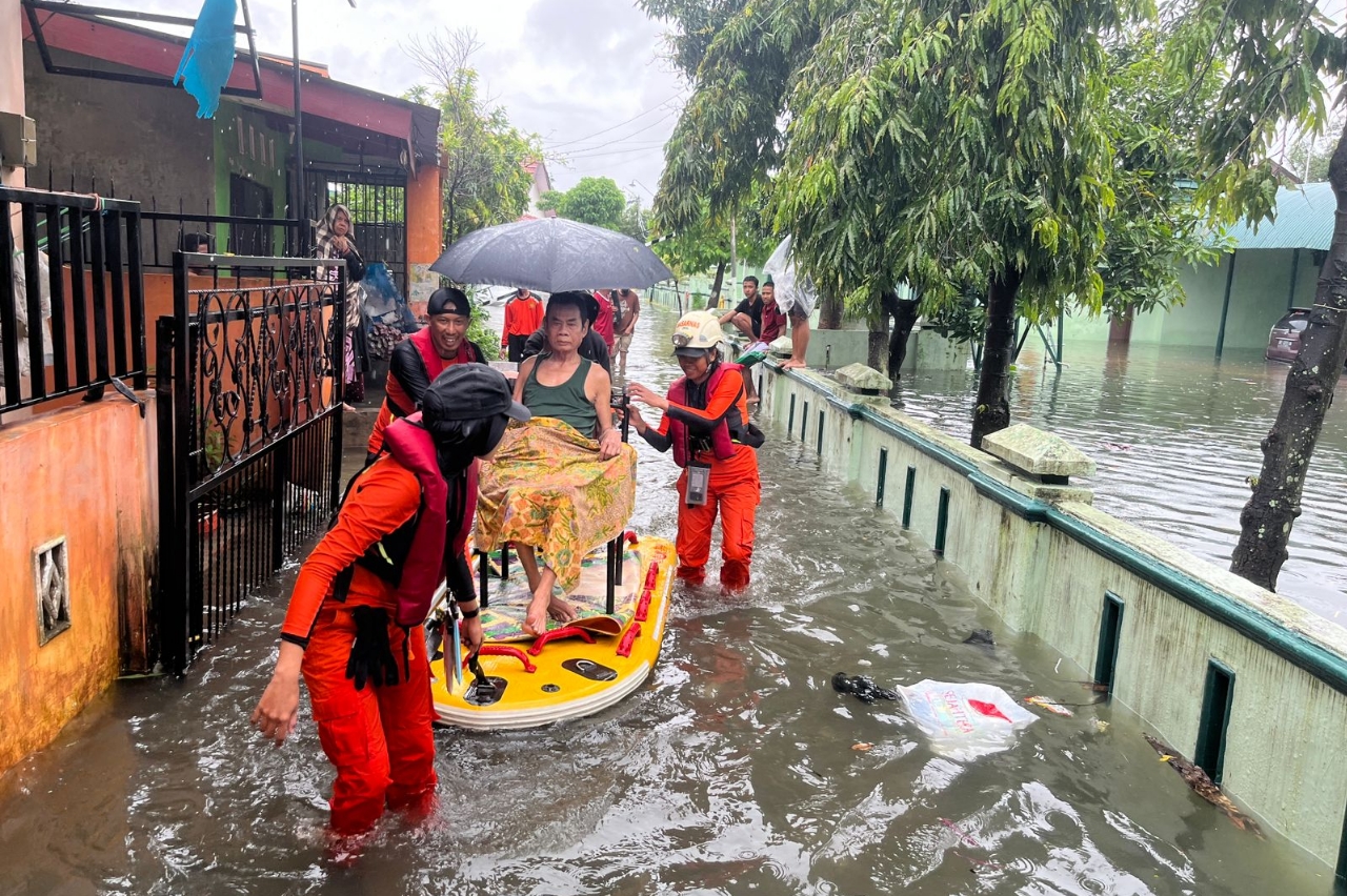 Kota Makassar Dikepung Banjir, Puluhan Warga Dievakuasi