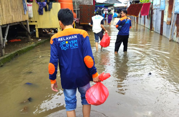 YBM PLN Salurkan Ratusan Paket Makanan Siap Saji untuk Korban Banjir di Makassar