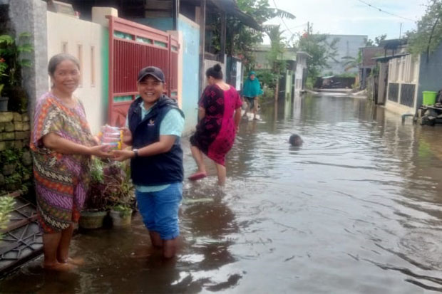 Nasdem Makassar Salurkan Sembako dan Makanan Cepat Saji ke Korban Banjir