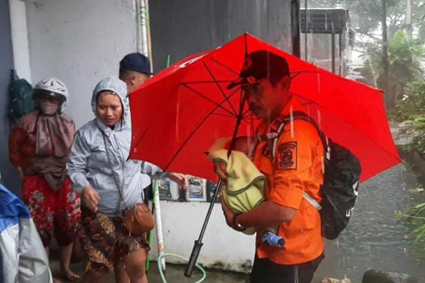 BPBD Makassar Evakuasi Bayi Dua Bulan di Lokasi Banjir