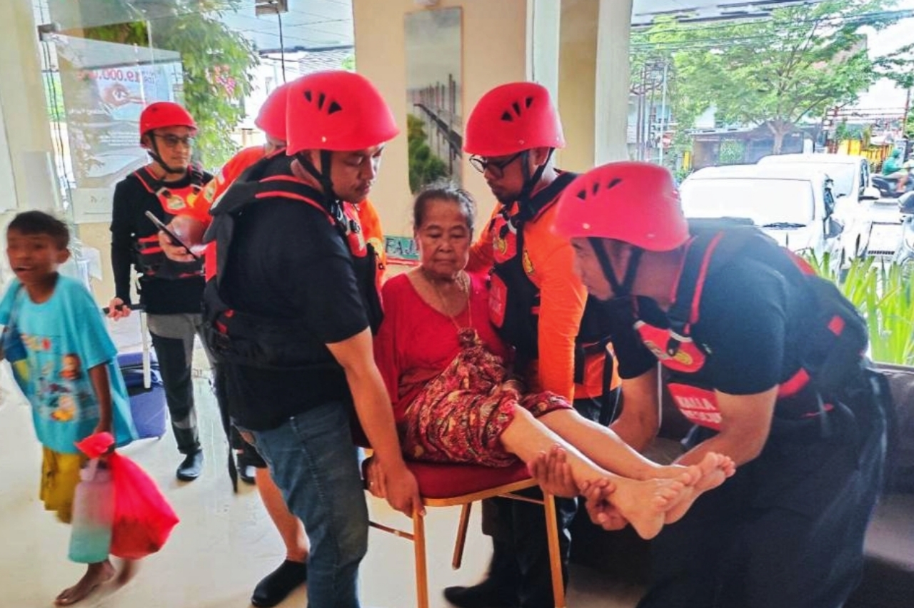 Jangkau 9 Kecamatan, Kalla Rescue Bantu Ribuan Korban Banjir di Makassar