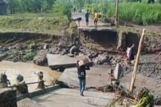 Jembatan Beton Ambruk Tersapu Banjir Bandang di Enrekang