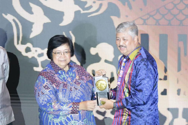 Bupati Pinrang Terima Penghargaan Piala Adipura 2022