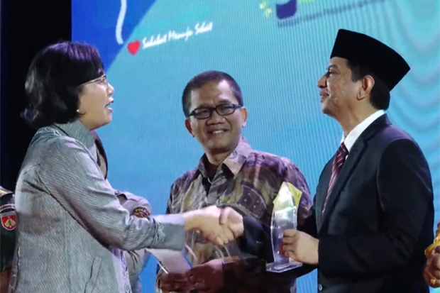 UIN Alauddin Terima Penghargaan Pengelolaan BLU dari Menteri Keuangan