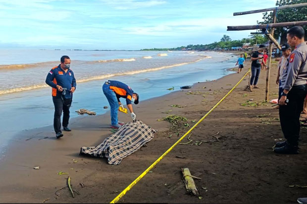 Mayat Pria Ditemukan Mengambang di Pantai Tanjung Bayang