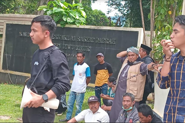 Pendukung Taqwa Muller Orasi di Depan Gedung DPRD Luwu Timur
