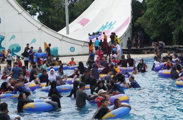Ribuan Pengunjung Padati Bugis Waterpark Adventure Jelang Ramadan