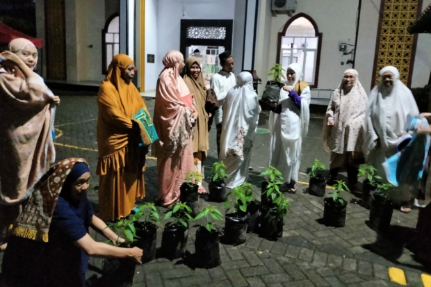 Bibit Cabai Dibagikan untuk Motivasi Ibu-ibu Salat Berjemaah di Masjid
