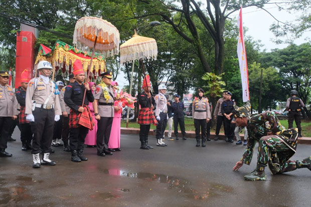 Kapolda Sulsel Baru Disambut Tradisi Angngaru dan Tari Padduppa