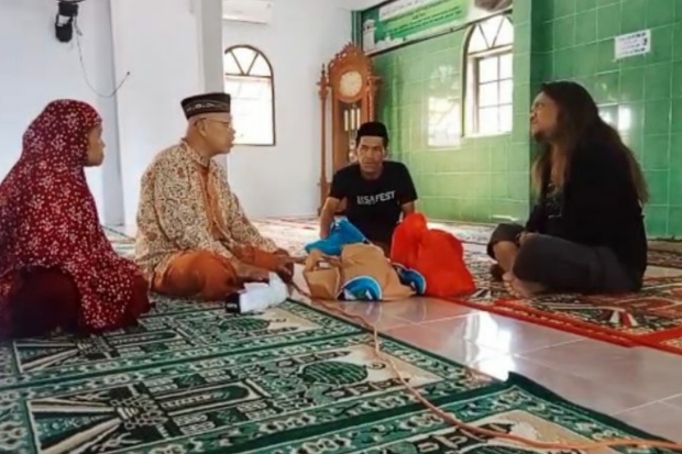 Relawan Prof Husain Syam Sambangi Masjid Tertua di Majene