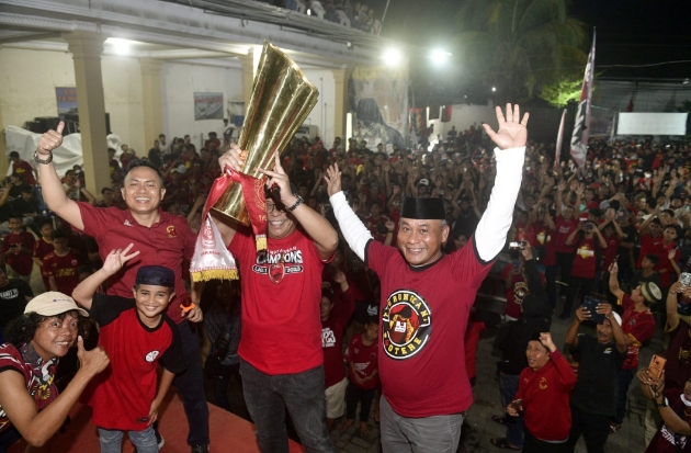 Rayakan PSM Juara, Presiden The Macz Man & IAS Angkat Replika Trofi Liga 1 saat Nobar