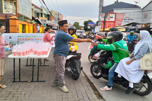 Komisi Diakonia Gereja Toraja bagi 300 Takjil Buka Puasa ke Umat Muslim