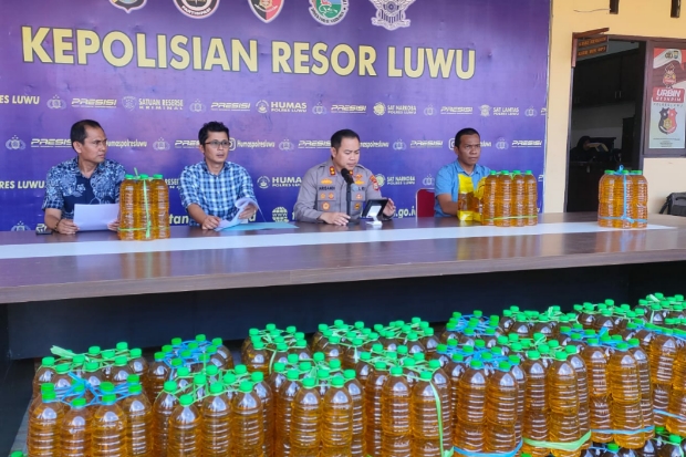 Polres Luwu Amankan 800 Botol Minyak Goreng Curah Ilegal