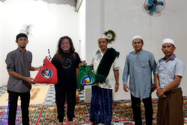 Usai Bersihkan Masjid, Relawan PHS Gelar Bukber Bareng Alumni FIK UNM