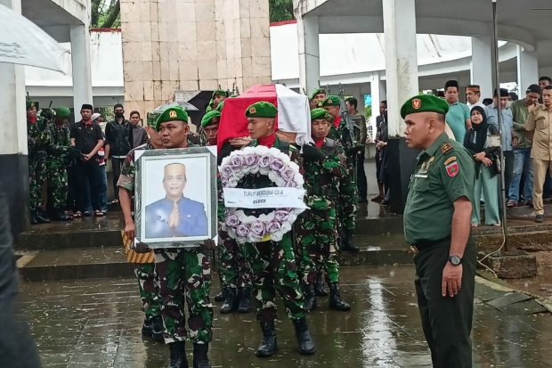 Upacara Pemakaman Anggota DPR RI Rapsel Ali Digelar Secara Militer 