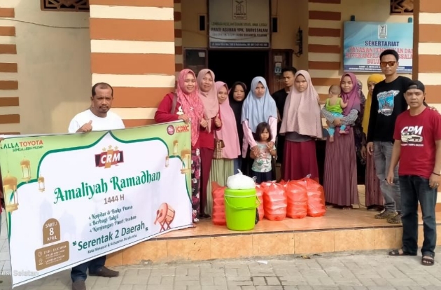 Corolla Retro Makassar Gelar Amaliah Ramadan: Bagi Takjil hingga Bantu Anak Yatim