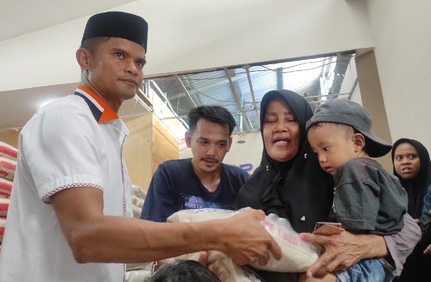 Ramadan Berbagi, Yayasan Akbar Daeng Salurkan Beras 26 Ton untuk Warga Makassar