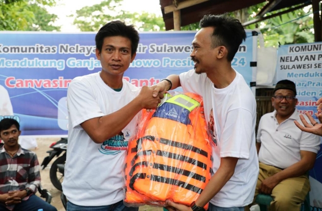 Relawan Ganjar Salurkan Bantuan Bahan Jaring & Pelampung untuk Nelayan di Gowa