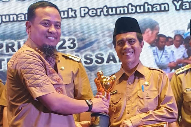 Wabup Selayar Saiful Arif Terima Piala dan Piagam PPD dari Gubernur Sulsel