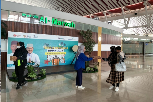 Sambut Arus Balik, Manajemen Bandara Sultan Hasanuddin Bagikan Snack Gratis