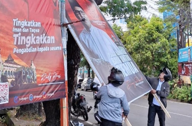 Bapenda Makassar Tertibkan Reklame Tak Berizin di Ruas Jalan Protokol