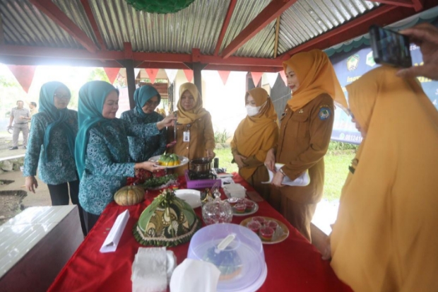 Kader Posyandu Manuju Dilatih Buat Puding Kelor Pelangi Bergizi Tinggi