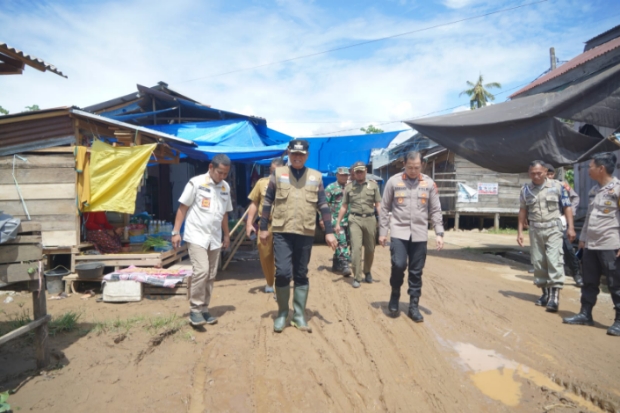 Basmin Mattayang dan Kapolres Luwu Salurkan Bantuan ke Korban Banjir