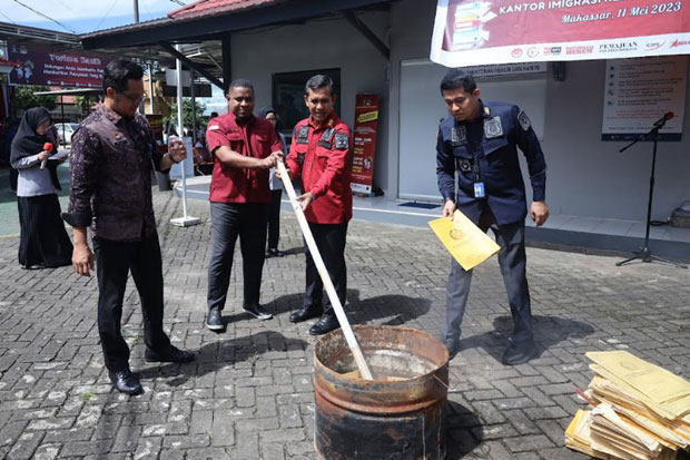 Imigrasi Makassar Musnahkan Ribuan Arsip Berkas Pemohon Dokumen Perjalanan