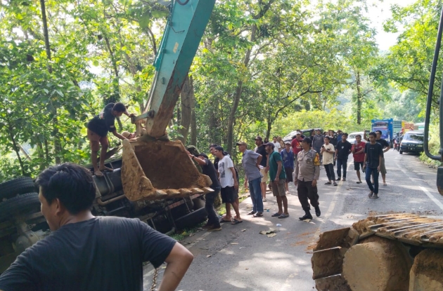 Truk Pengangkut Beras Terbalik di Mallawa, Sempat Bikin Macet-Evakuasi Pakai Alat Berat